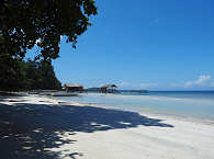 Sandstrand an der Dampier Strait · Waiwo Dive Resort Raja Ampat 