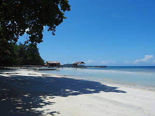 Sandstrand an der Dampier Strait · Waiwo Dive Resort Raja Ampat 