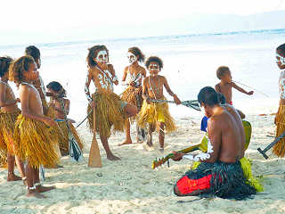 Kinder mit papuanischen Kostümen 