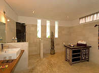 Badezimmer des Deluxe Bungalows 