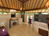 Halboffenes Bad nit Jacuzzi – Master Bedrooms 