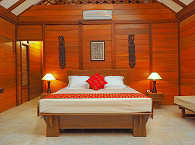 Wohn-/Schlafraum einer Waterfront Villa · Tauchresort Raja Ampat 