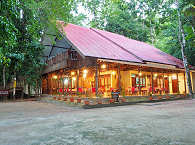 Haupthaus mit Essbereich auf der Terrasse · Urlaub Raja Ampat 