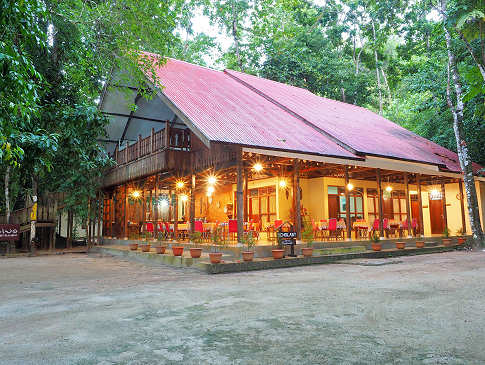Haupthaus mit Essbereich auf der Terrasse · Urlaub Raja Ampat 