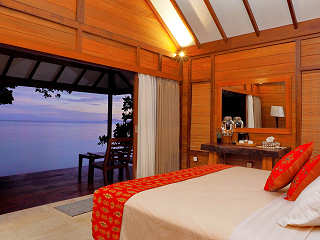 Waterfront Villa mit Doppelbett am Strand 