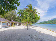 Bungalows am einzigen hellen Strand der Lembeh Strait 