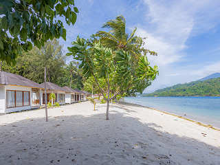Bungalows am einzigen hellen Strand der Lembeh Strait 