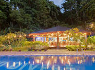 Pool und Haupthaus des Resorts an der Lembeh Strait 