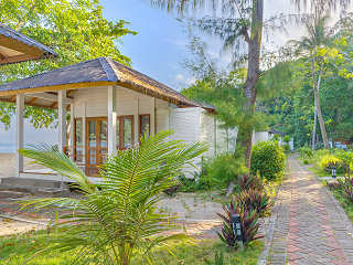 Beach-Bungalows am hellen Sandstrand 