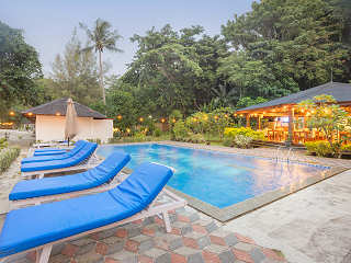 Pool und Hauptgebäude im White Sands Beach Resort  · Tauchurlaub Lembeh 
