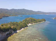 Landzunge des Resorts in die Lembeh Strait 