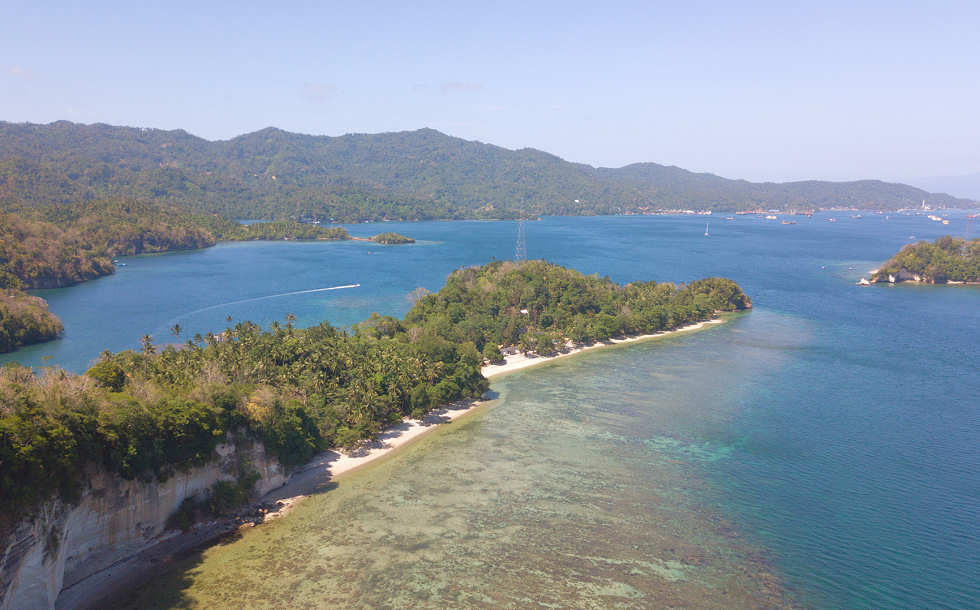 Landzunge des Resorts in die Lembeh Strait 