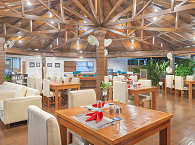 Speisebereich im offenen Haupthaus · Tauchresort Lembeh Strait 