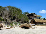 Blick vom Strand auf die Zavora Lodge – Mosambik 