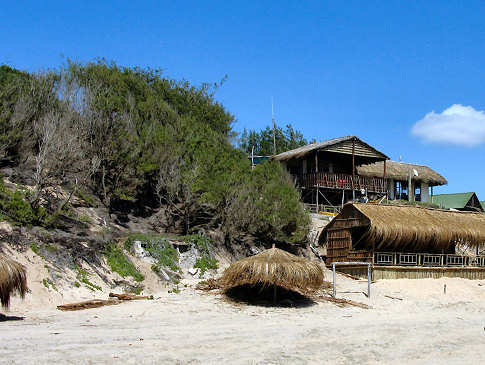 Blick vom Strand auf die Zavora Lodge – Mosambik 